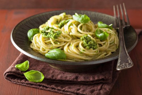 Schnelles Abendessen mit Vollkornnudeln, Pesto und Cherrytomaten