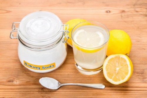 Behandlung mit Zitrone und Natron gegen Pickel