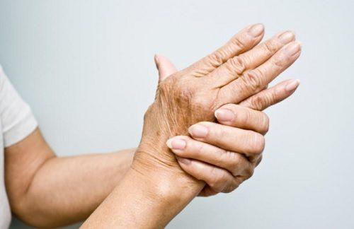 Magnesium-Öl hilft bei schmerzenden Händen