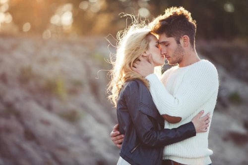 Beziehung in der Dauerkrise: Paar küsst sich nach Streit