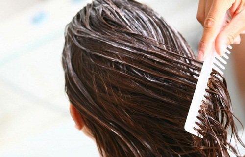 Stelle zur Entfernung von Haarfärbemitteln eine Essig-Maske her.