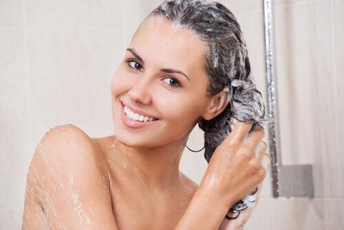 Stelle zur Entfernung von Haarfärbemitteln ein natürliches Shampoo her.
