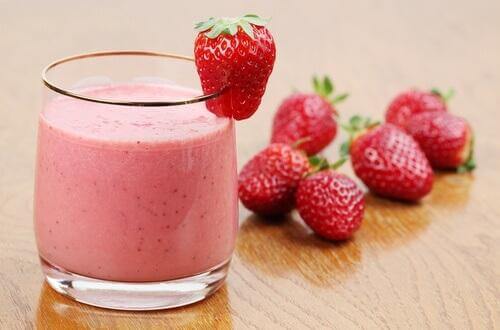 Entgiftender Smoothie mit Erdbeeren
