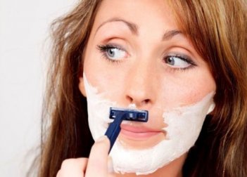 Gesichtsbehaarung bei Frauen: Ursachen und Behandlung