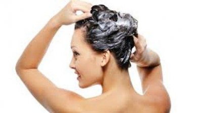 So musst du seltener Haare waschen!