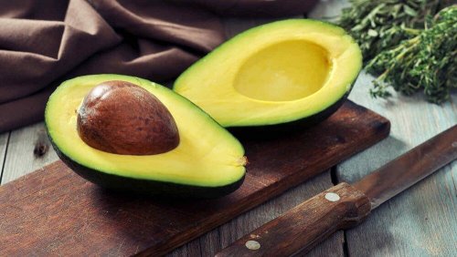 Mit Avocado und Haferflocken kannst du Hautunreinheiten eliminieren.