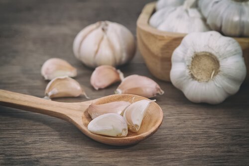 Knoblauch als Heilmittel für Hals und Stimme