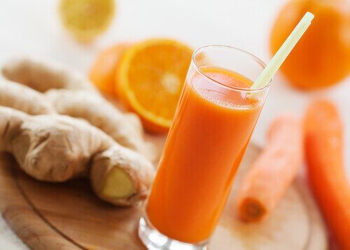 Ingwer Karottensaft zu Hause machen.