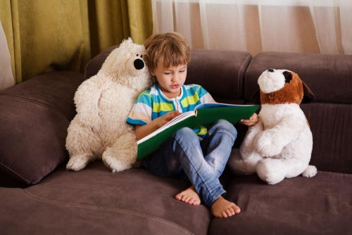 Kind mit Liebe am Lesen