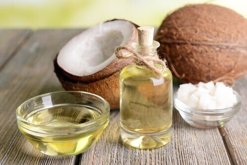 Kokosnussöl und Lavendelöl sind ein gutes Hausmittel gegen Plantarfasziitis.