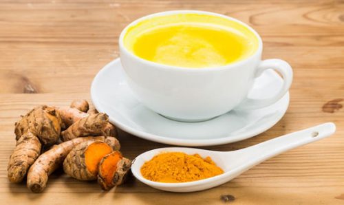 Kurkuma und Milch sind ein gutes Heilmittel gegen Arthritis-Schmerzen.