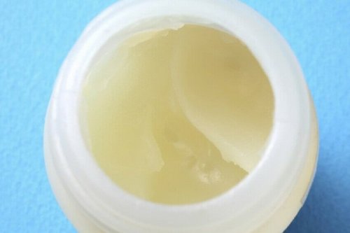 Vaseline und Zucker eignen sich als Make-Up-Entferner.