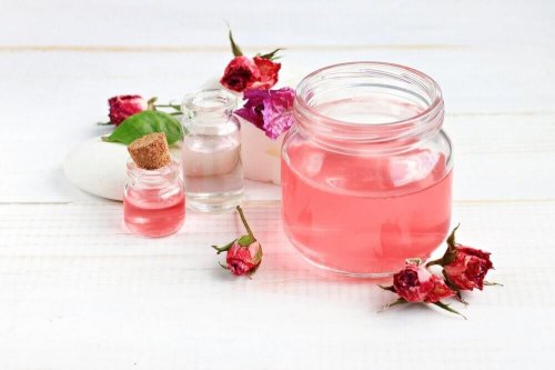 Rosenwasser und Kurkuma-Masken