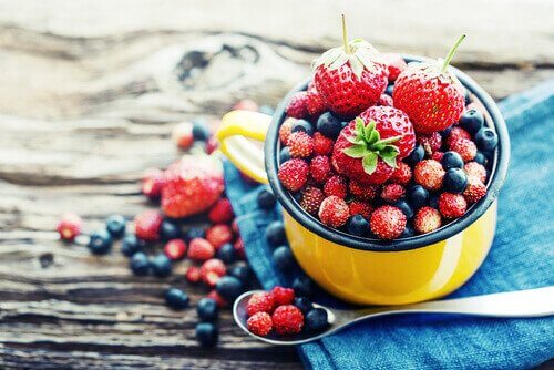 Rote Beeren, wie Erdbeeren und Himbeeren - Diese Lebensmittel verbrennen Bauchfett.