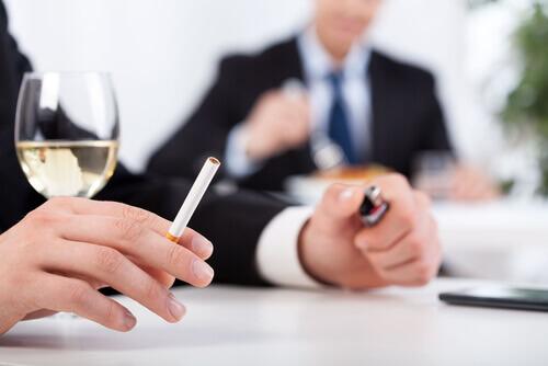 Schlechte Angewohnheit Zigarette Wein