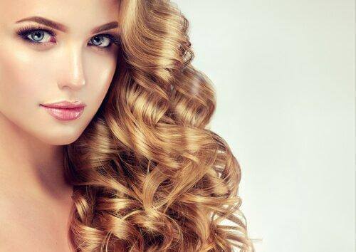 Seitliche Frisur für lockige Haare