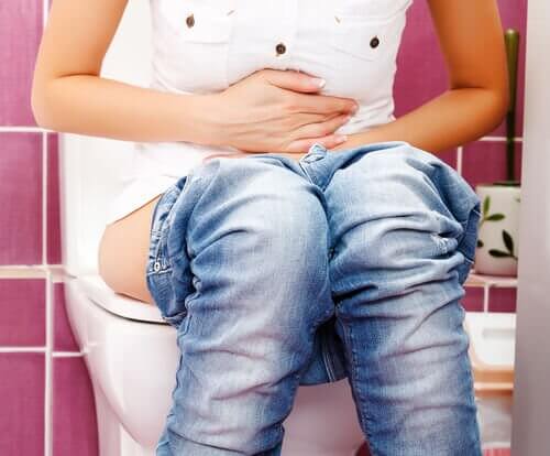 Schmerzhaftes Urinieren ist eines der Symptome, die auf Nierensteine hinweisen.