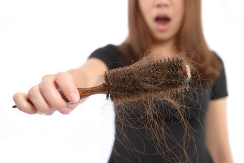 Hormonale Veränderungen können eine der Ursachen von Haarausfall sein.