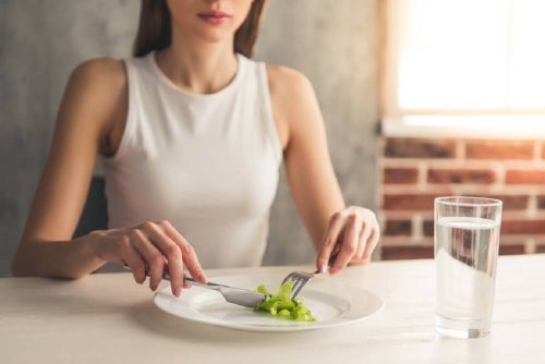Eine schlechte Ernährung kann eine der Ursachen von Haarausfall sein.