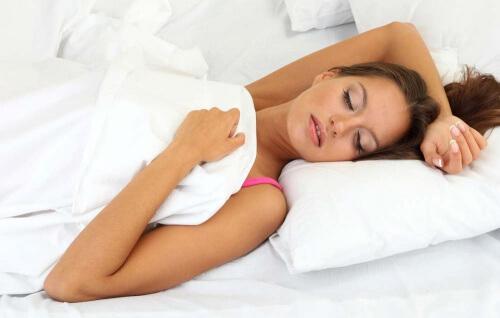 Eine schlechte Haltung beim Schlafen kann eine der Ursachen von Nackenschmerzen sein.