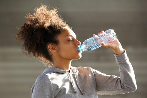 mehr wasser trinken um einer verstopfung vorzubeugen