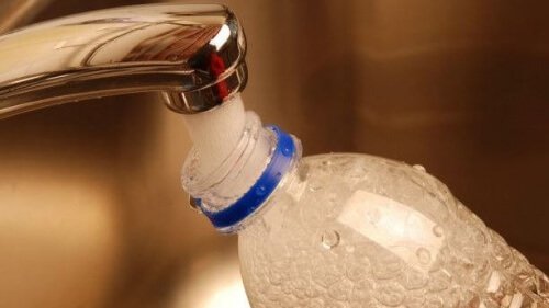 Wasser mit Aroma in Plastikflaschen