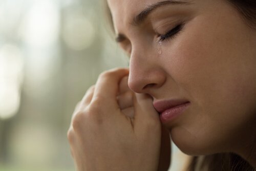 Da Tränen die Augen hydrieren, ist Weinen gut für dich.