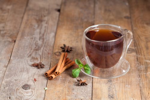 Zimt-Tee ist ein gutes Heilmittel gegen Arthritis-Schmerzen.