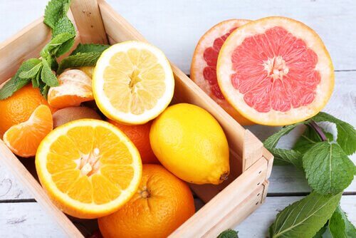 Zitrusfrüchte wie Orangen - Diese Lebensmittel verbrennen Bauchfett.