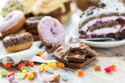 Zucker und süßigkeiten sollte man bei Magenschmerzen vermeiden