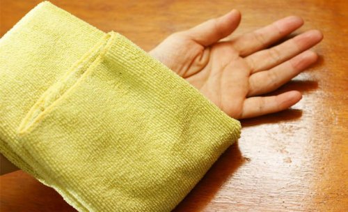 Warme Kompressen helfen gegen eingewachsene Haare