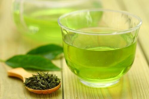 grüner tee als heilmittel gegen allergischen schnupfen