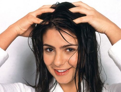 Sorgfältige Haarwäsche und tägliche Haarpflege
