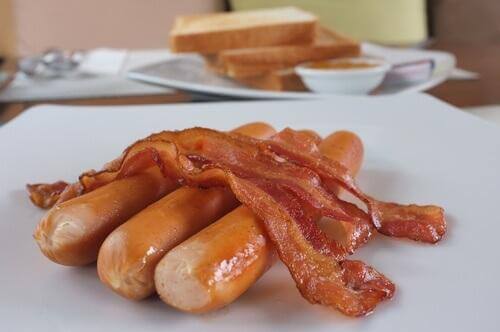 fettige würstchen und speck führen zu einem hohen cholesterinspiegel
