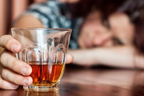 Alkohol trinken kann zu einem hohen Cholesterinspiegel führen