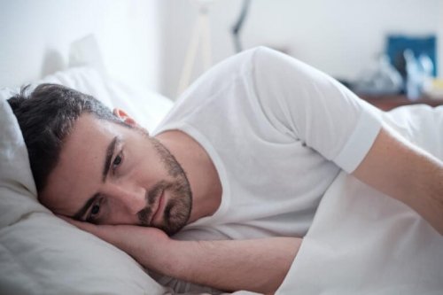 Mann im Bett muss Selbstwertgefühl nach einer Trennung verbessern