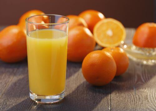 Orangen reduzieren die Ansammlung von Harnsäure.