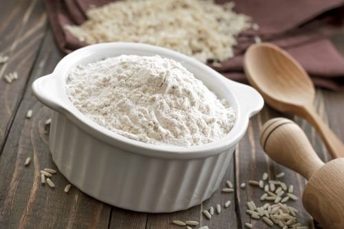 Reismehl ist eine gute Alternative für glutenfreies Buchweizen-Reisbrot.