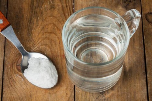 Salz und Wasser - Heilmittel gegen einen kratzigen Hals.
