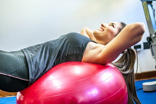 Training mit Ball - wie Hormone dein Gewicht beeinflussen.