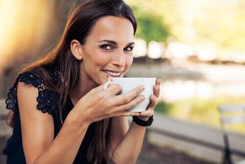 Frau mit Kaffee - Fakten über Kaffee