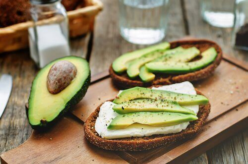 Avocado enthält gesunde Fette.