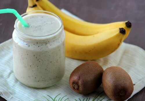 Mit Bananen-Kiwi-Smoothie Muskelkrämpfen vorbeugen