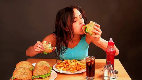 Emotionaler Hunger bringt Menschen dazu, Junk Food zu essen.