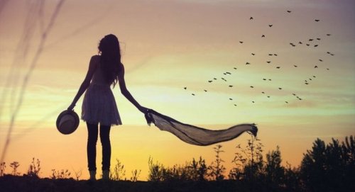Frau laufend alleine Narben Schuld