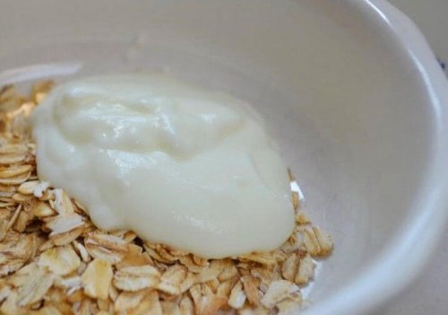 Hafer Schüssel mit Joghurt Hausmittel gegen schwere Verstopfung