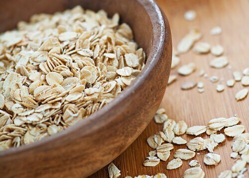 Schüssel Hafer für Zucker-Peeling gegen trockene Haut