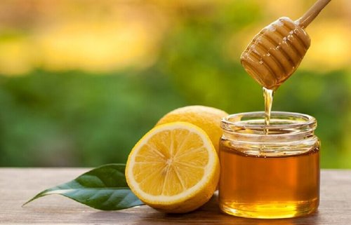 Heilmittel mit Honig und Zitrone.