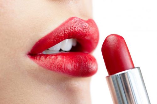 Roter Lippenstift und andere Beauty-Produkte nicht teilen