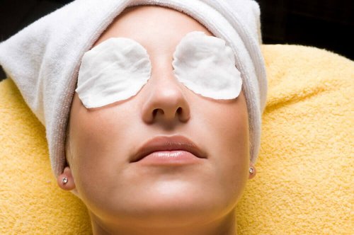 Maske gegen Augenringe und müde Augen